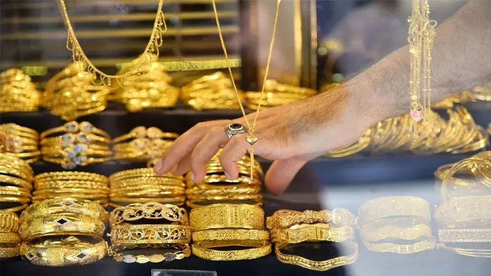 বিশ্ববাজারে স্বর্ণের দামে পতন, দেশে ভরি কত?