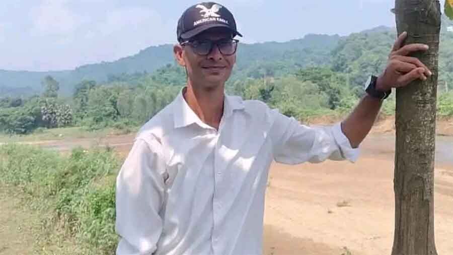 নেত্রকোনায় দোকানে বসে থাকা সাংবাদিককে প্রকাশ্যে গুলি করে হত্যা
