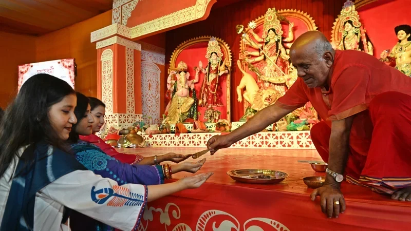 ভক্তি আর তারুণ্যের উচ্ছ্বাসে জমেছে শারদীয় দুর্গোৎসব