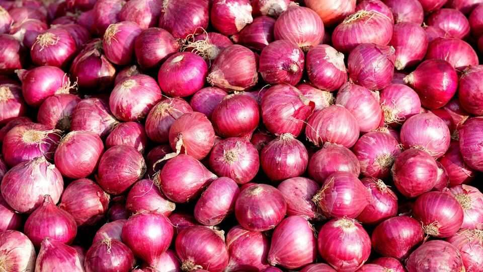 জ্বালানির মূল্যবৃদ্ধির প্রভাব পেঁয়াজের বাজারে: ‘আমরা দিনে এনে দিনে খাওয়া মানুষ, দাম বাড়লে কীভাবে বাঁচবো?’
