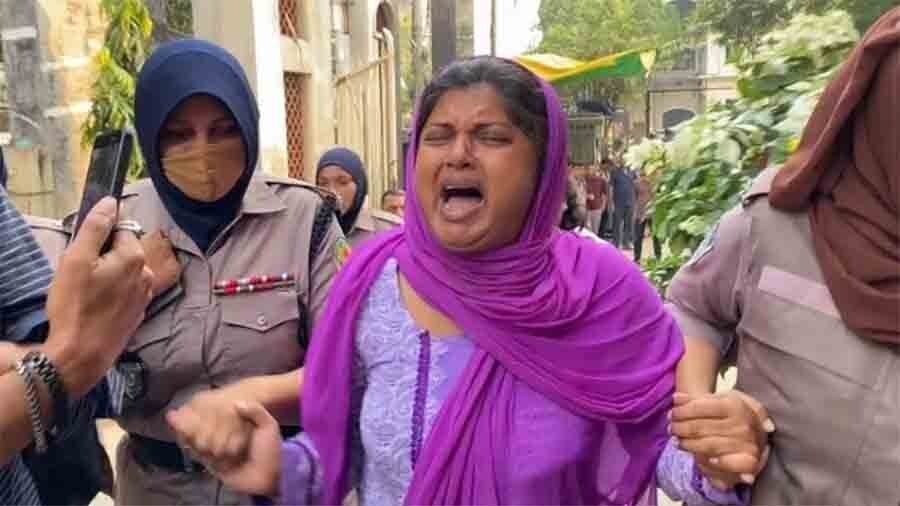 বাসা থেকে মব করে যুব মহিলা লীগ নেত্রী শারমিনকে আটক, প্রতিবন্ধী সন্তানকে নিয়ে উদ্বেগ