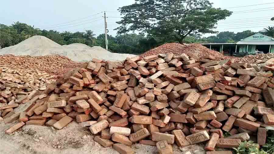 বিএনপি সরকারের উন্নয়ন: শৈলকুপায় ১২ কোটি টাকার সড়ক নির্মাণে ৩ নম্বর ইট ব্যবহার, ক্ষুব্ধ স্থানীয়রা