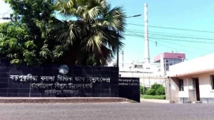 পুলিশ-বিক্ষোভকারী সংঘর্ষের সময় সড়কে কিছু সরঞ্জামে আগুন ধরিয়ে দেওয়া হয়। মঙ্গলবার লিয়ঁতে। ছবি: এএফপি পুলিশ-বিক্ষোভকারী সংঘর্ষের সময় সড়কে কিছু সরঞ্জামে আগুন ধরিয়ে দেওয়া হয়। মঙ্গলবার লিয়ঁতে। ছবি: এএফপি