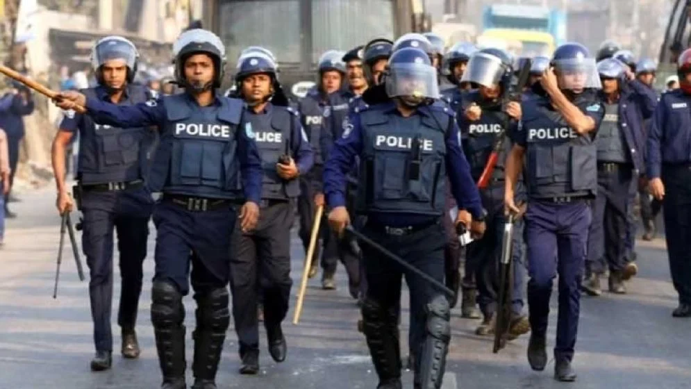বিশৃঙ্খলা মোকাবিলায় সতর্ক পুলিশ